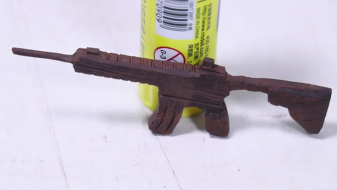 用紫檀木制作m416玩具,大圣每一处细节仔细打磨,不服不行