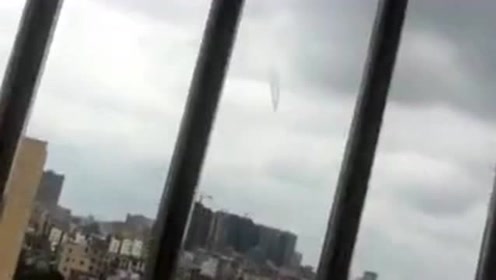 拍窗户外的乌云，拍到突然出现的奇观，这难道就是传说中的UFO吗？
