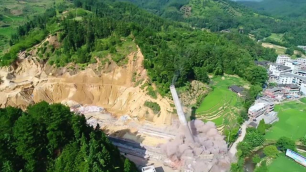 烟筒爆破拆除_爆破拆除烟囱视频_拆除爆破烟筒违法吗