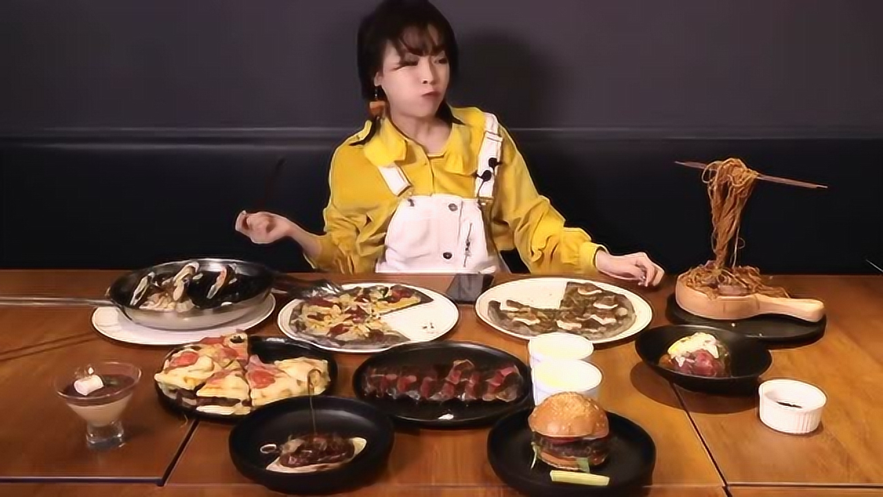 大胃王mini吃意大利海鲜饭,那么多食物一个人吃真过瘾!