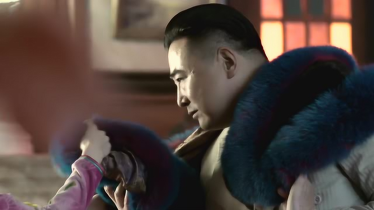 伪装者,于曼丽和陈炳回到房间,趁着陈炳失去警戒心,于曼丽拿出武器