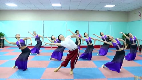 傣族舞蹈《小卜少组合》老小皆宜,音乐优雅动听,动作舒展大方!