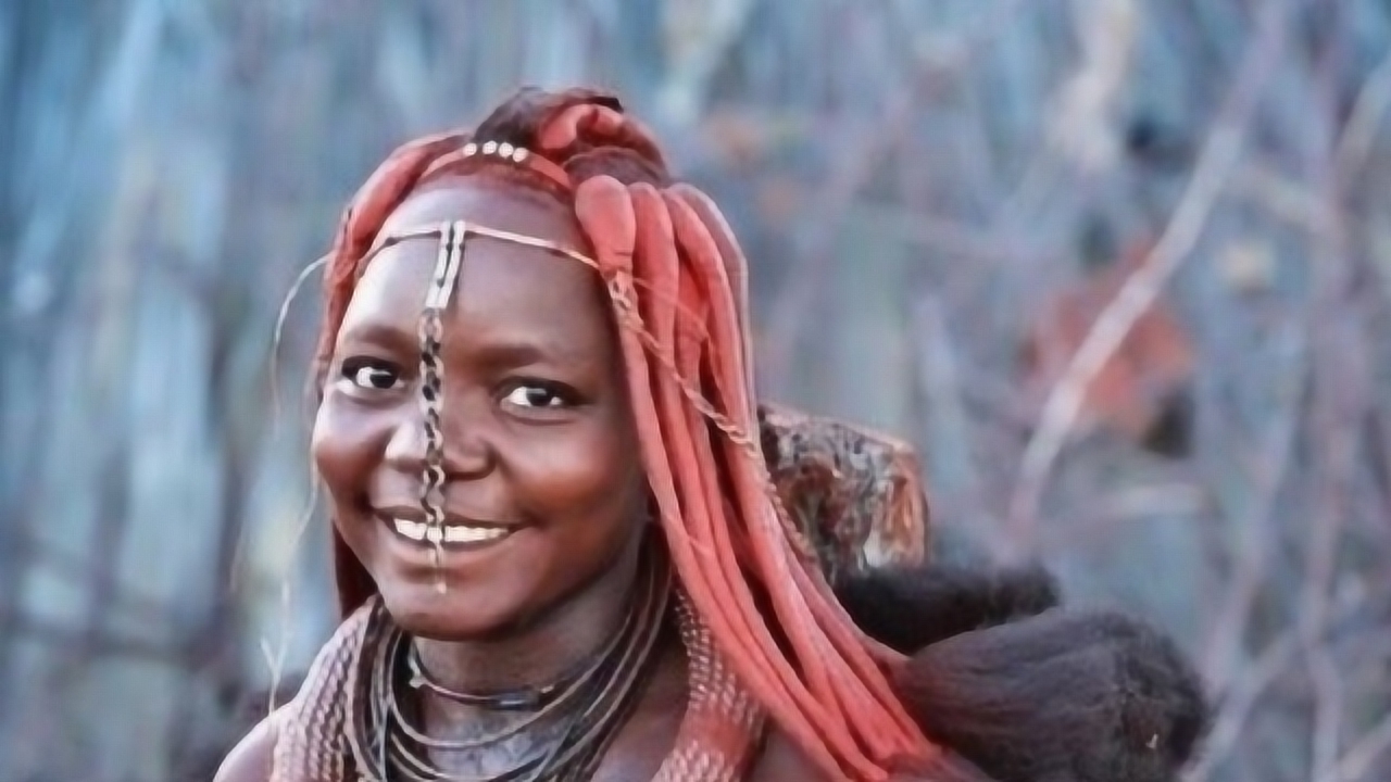 非洲红泥部落女子,一生只洗2次澡,当地男人很难活过20岁