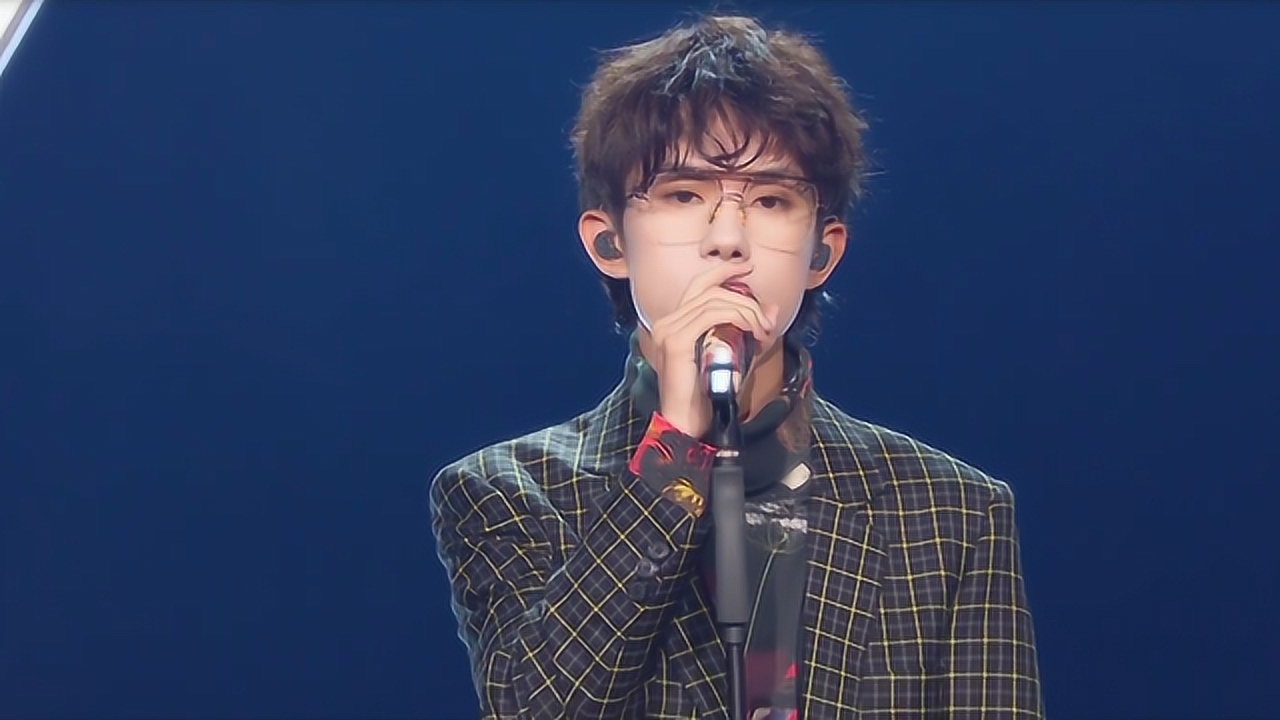 易烊千玺solo舞台合集,眼镜杀太a了,粉丝:四字弟弟长大了