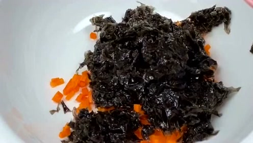 实拍48岁大姐自制特色小吃 紫菜花生煎饼 顾客先尝后买生意火爆 炒紫菜做法的视频教程 美食视频网 教你怎么做美食