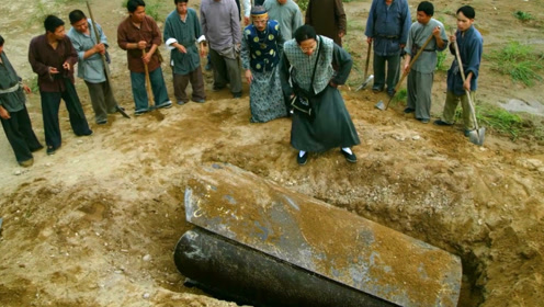 村民在地里挖出一口棺材,风水宝地变死地,抬回家后闯祸了!