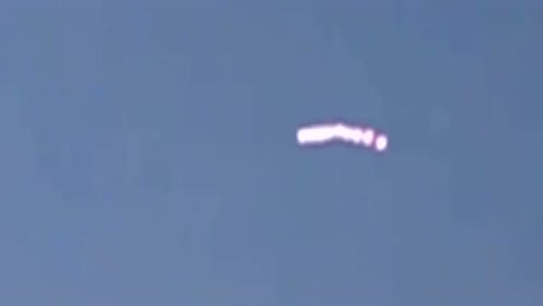 天空中连成一排的不明飞行物，是遥控飞机还是风筝？网友：这是UFO