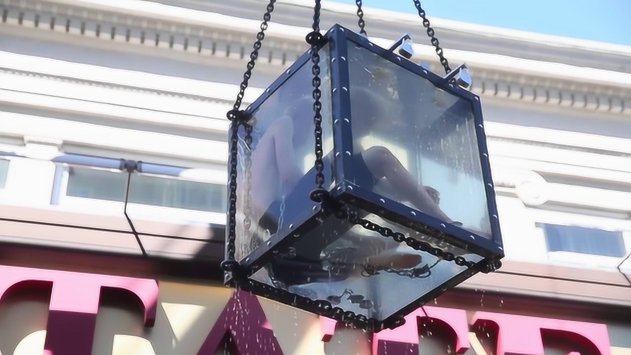 水箱逃生变成"夺命水箱"?外国小哥冒险挑战,不料意外发生!