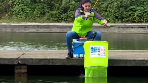 开杆没多久钓友就钓获一尾大鲤鱼，还把自己的钩扯断了