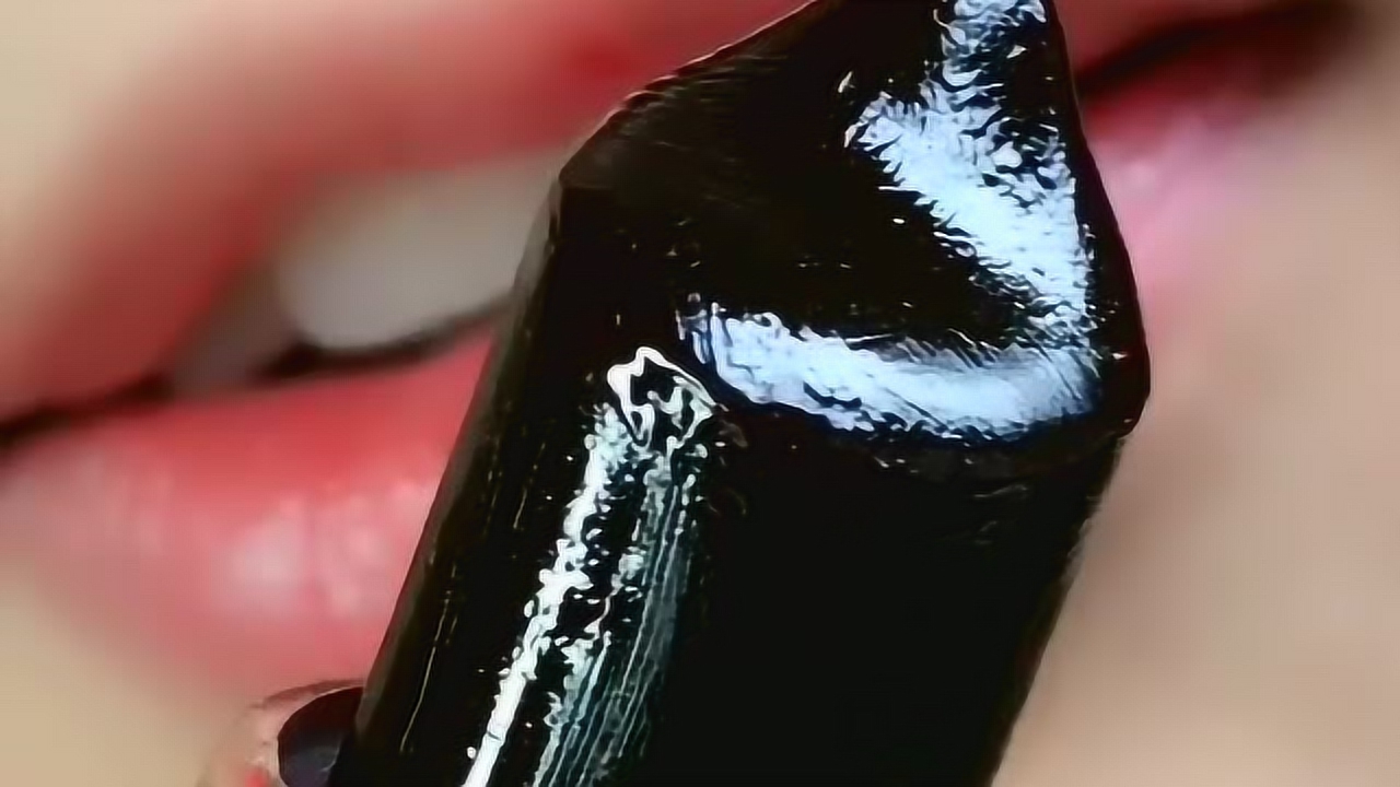 酷酷的黑色口红,涂在嘴上竟然是这样,太惊喜了!