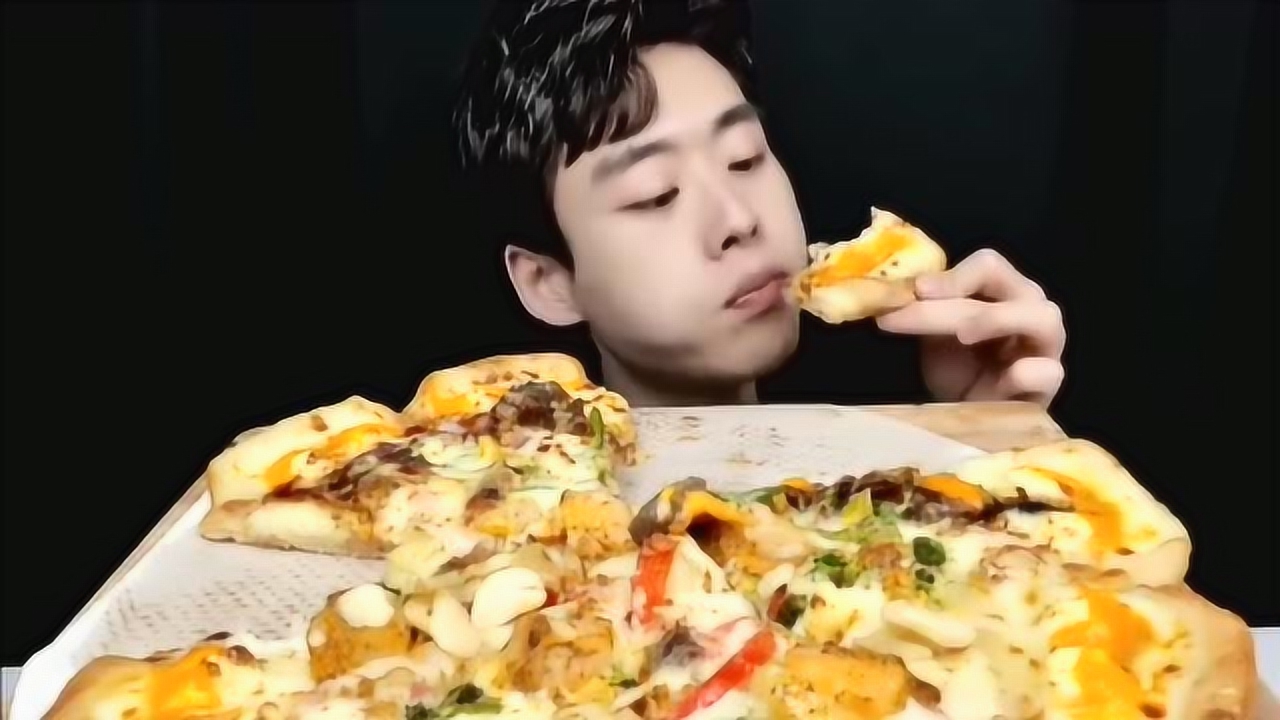 韩国吃播:小哥吃香肠披萨,大口的吃,吃的好开心