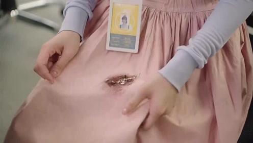 美女肚子疼拉肚子,不料却被总裁叫进办公室,一不小心拉裤子上了