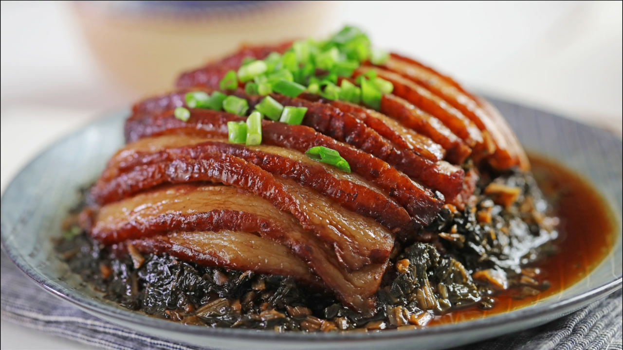 客家菜梅菜扣肉的年夜饭做法,好吃不油腻,入口即化,家人吃得香