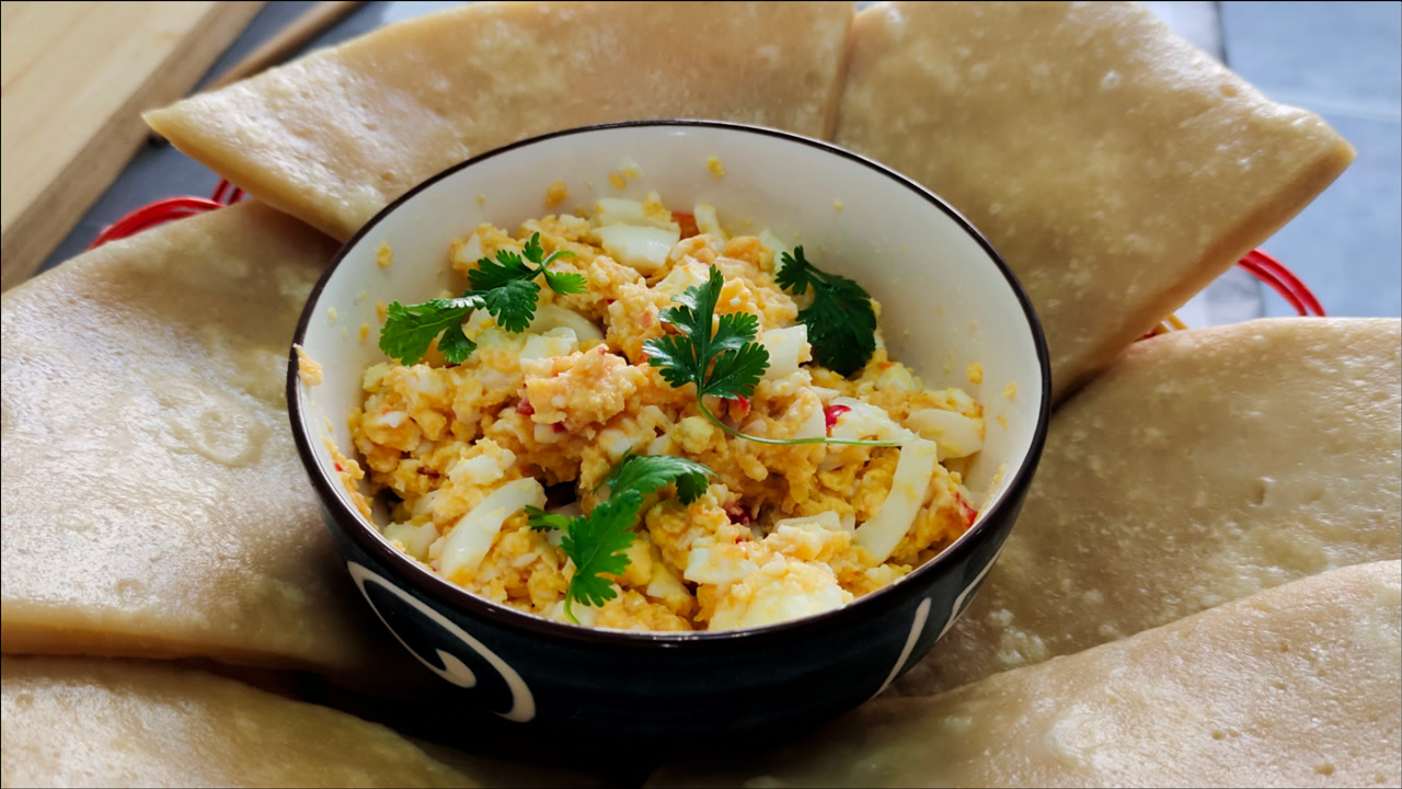 河南人都爱吃的死面饼子,配上鸡蛋蒜,太好吃了,一气都能吃六个