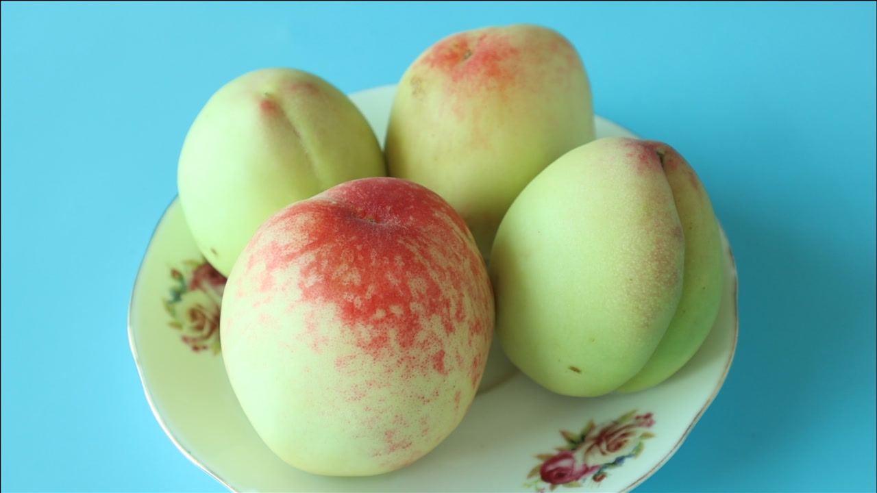 吃了三十年,才知道桃子这样清洗,简单一泡桃毛轻松脱落