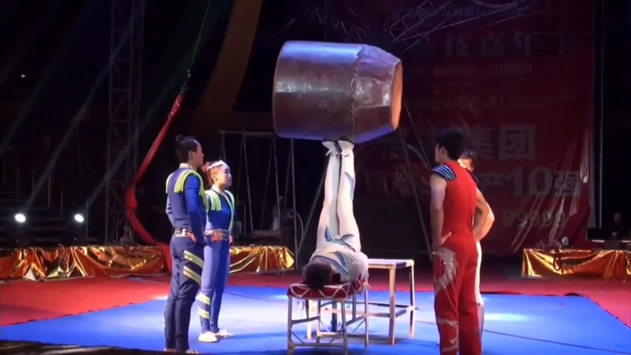 杂技表演,女子蹬铁缸