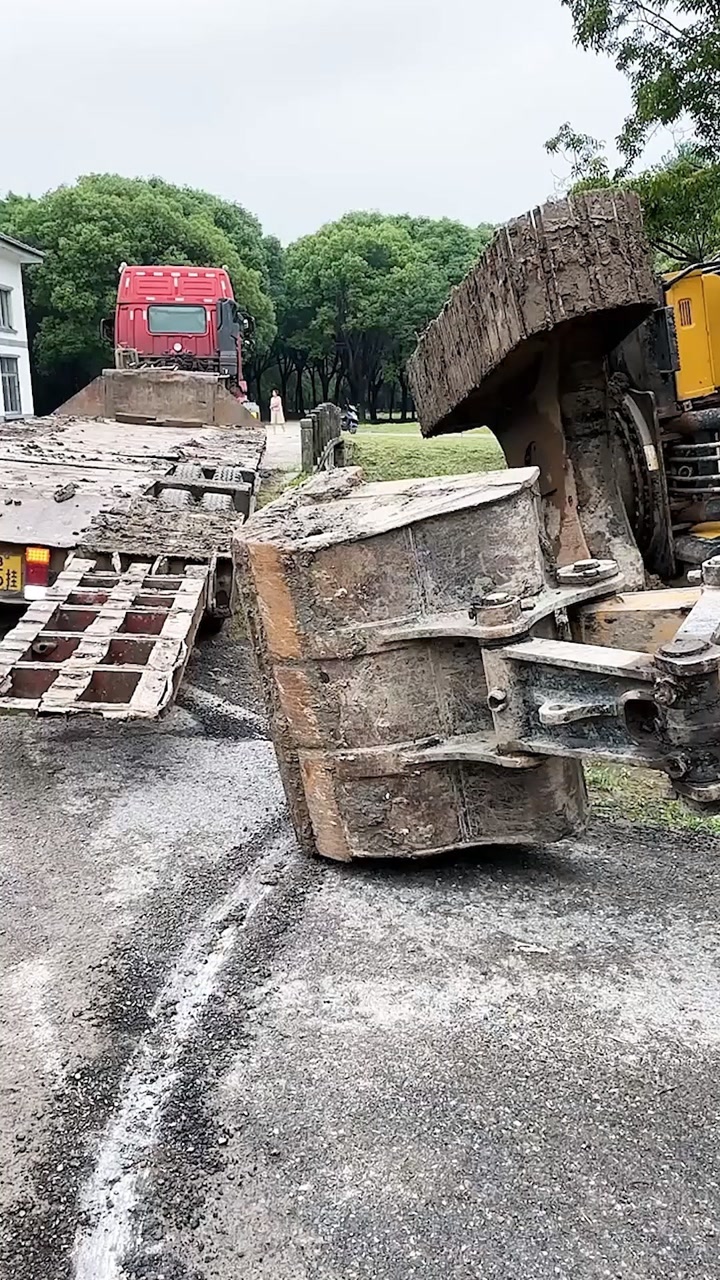 挖掘机翻了