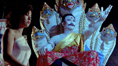 邪恶教主抓获了纯阴女,不仅给她中了邪术,还将她送给了月魔