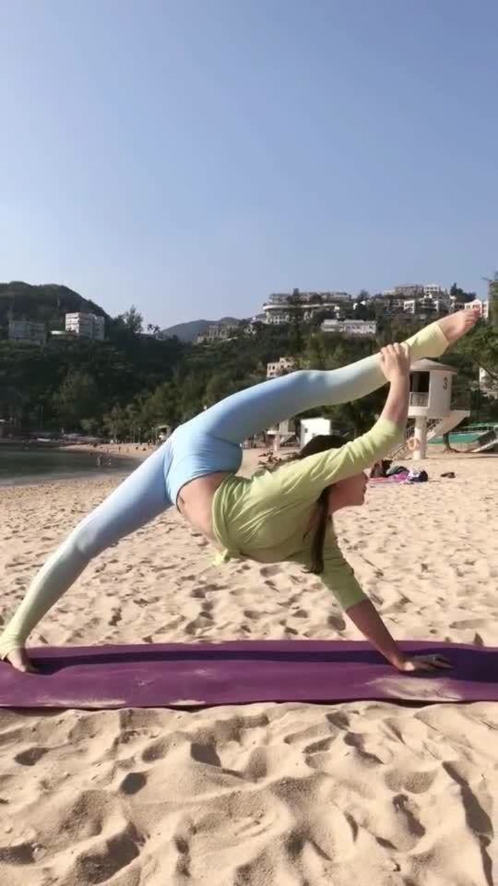 沙滩偶遇美女表演一字马,笔直的动作太到位了,真有才华!