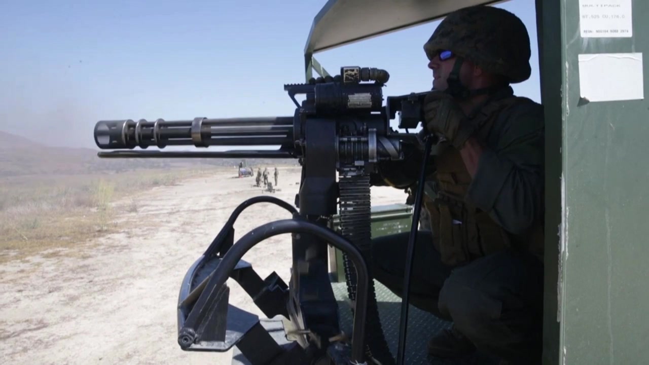 士兵射击演练各种机枪,特别是最后一款,射速最快