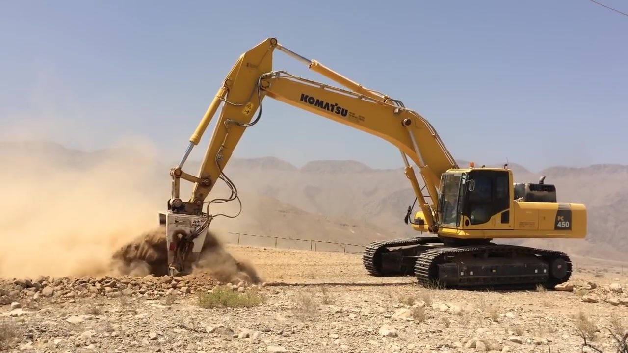 挖掘机其实还有别的功能,比如正在现场进行的作业!