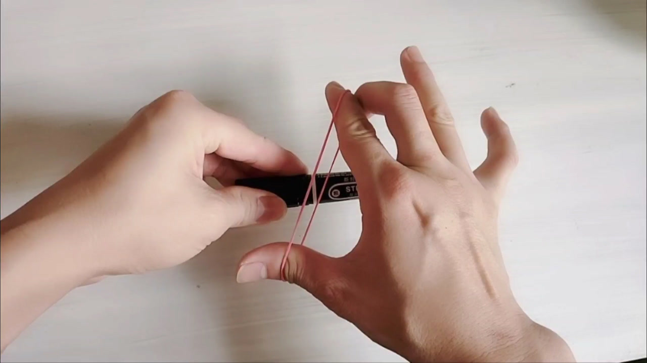 魔术教学:橡皮筋直接穿越一支笔,很神奇!一分钟可以学会