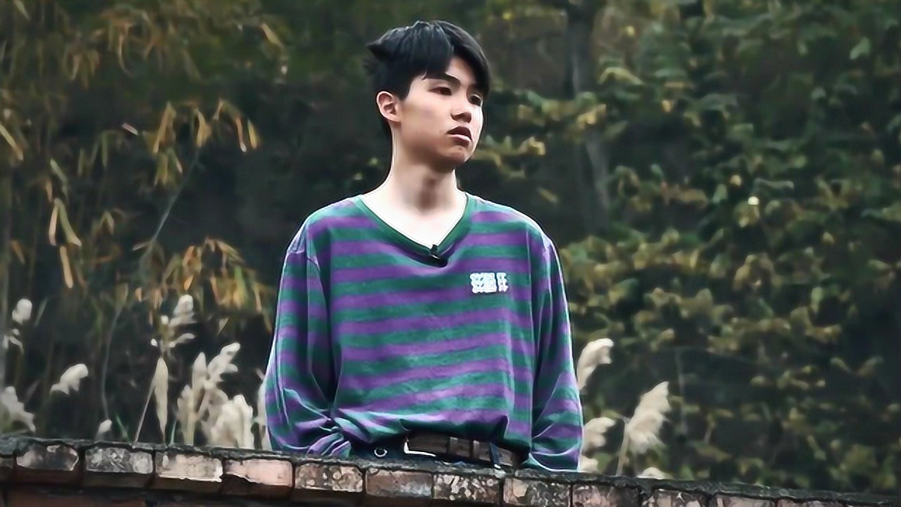 黄敬冉想家的情绪爆发,一个人默默地站在屋顶遥望着远方