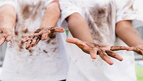 孩子弄脏了衣服 ,父母该怎么办