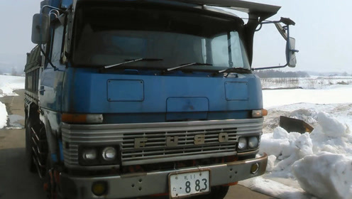 1980年生产的三菱扶桑卡车,坐进驾驶室里感受下