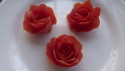 小厨师教您用普通西红柿削玫瑰花,可以放在餐盘做精美盘饰哟