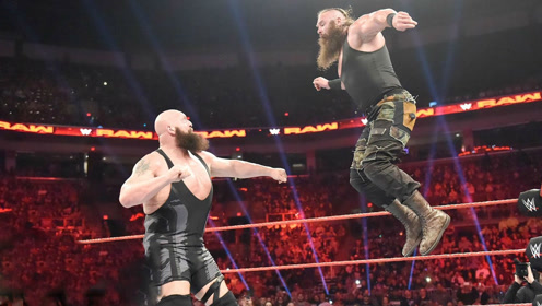 wwe黑山羊布朗对战大秀哥,擂台都被整塌了,天哪!这力量太恐怖了!