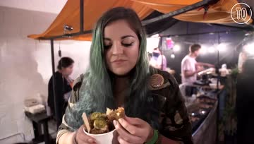 来看看英国伦敦的纯素夜市，超多美食，看着都想流口水