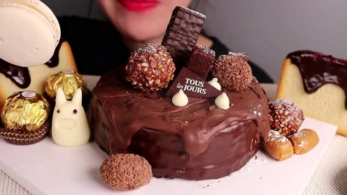 吃播美女吃巧克力蛋糕,上面加上各式巧克力零食,小姐姐真会吃