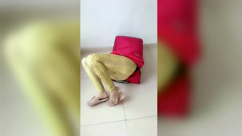 整个人竟然都进入了箱子,全场咋舌0:02:17时 间:2015-07-30柔术钻箱0