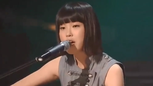 16岁的IU弹吉他演唱《Gee》《谎言》等经典曲目，超好听！