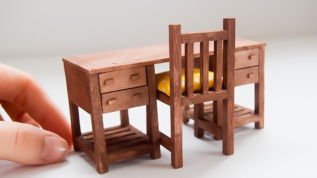 用废旧木棍给芭比做迷你桌子和椅子,非常可爱,小孩子都喜欢