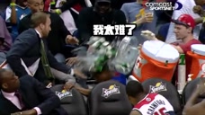NBA轻松时刻：为救球球星飞向观众席，球迷直接被撞懵！