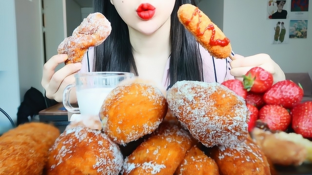 国外女吃货,吃热狗,草莓,面包,发出咀嚼音,吃得特别香