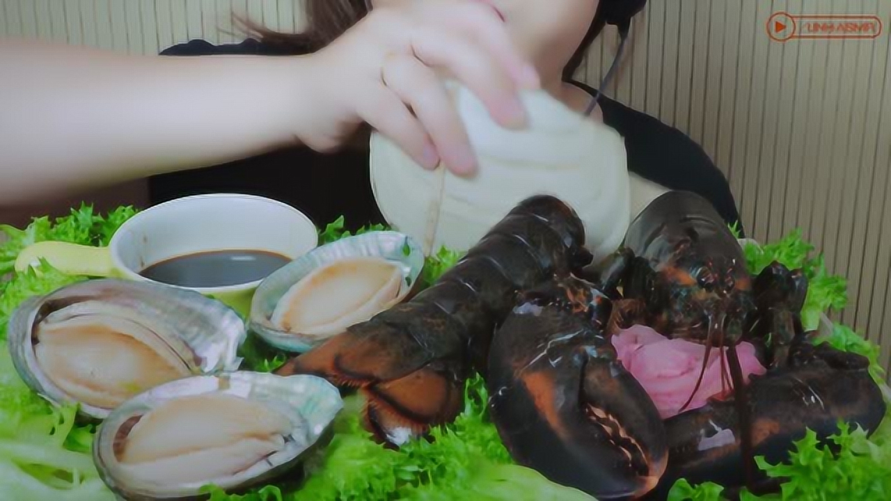 国外女吃货,吃生龙虾,鲍鱼,象拔蚌,看她吃得美滋滋