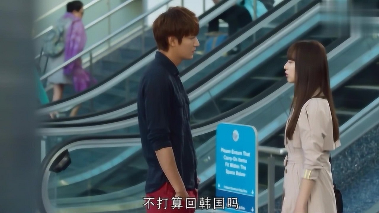 影视:灰姑娘一到机场,就发现金叹和未婚妻在拥抱,尴尬了