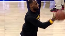 我只想好好传个球！盘点NBA超搞笑球砸人时刻！