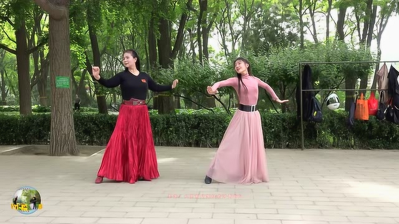 紫竹院广场舞,小红和贵妃跳《遥远的妈妈》,虽然忘了但舞韵还在