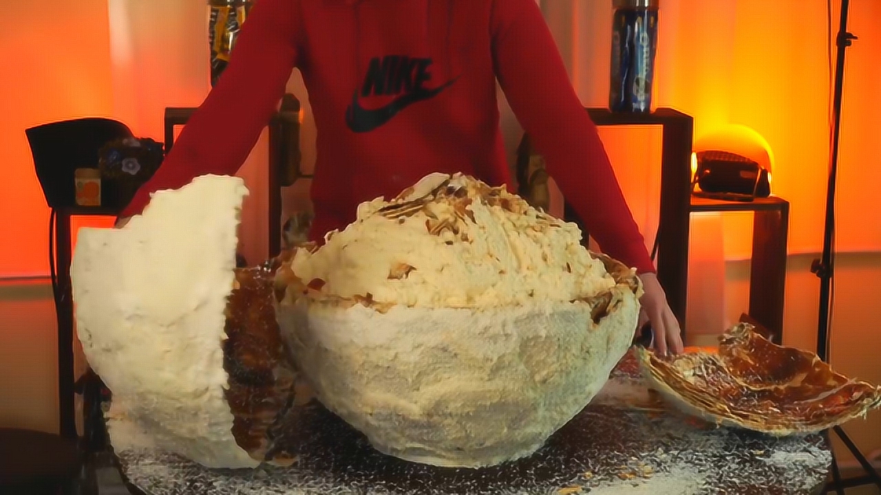 小伙挑战"巨无霸"椰蓉酥球,双手掰开,馋得令人流口水!