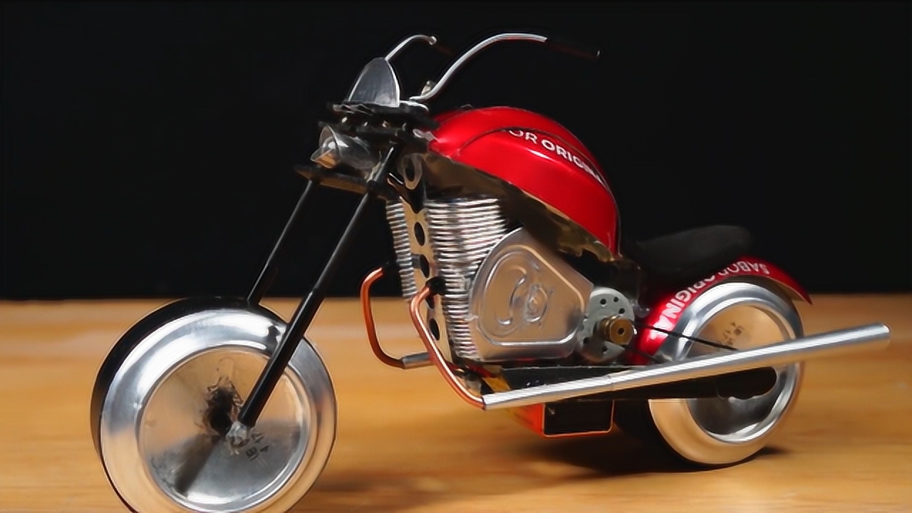 牛人用"易拉罐"自制摩托车,成品看起来超拉风