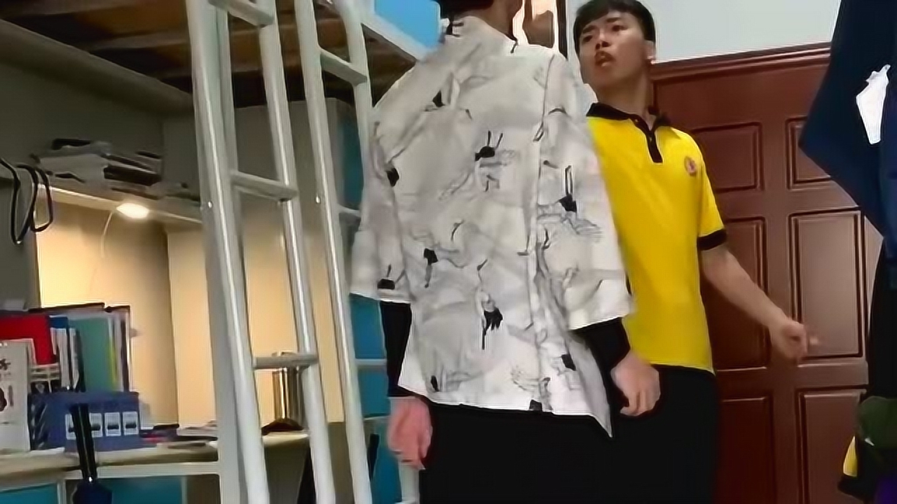 两个哥们在宿舍里打架,小哥哥脱裤子就已经很过分了,更过分的在后面
