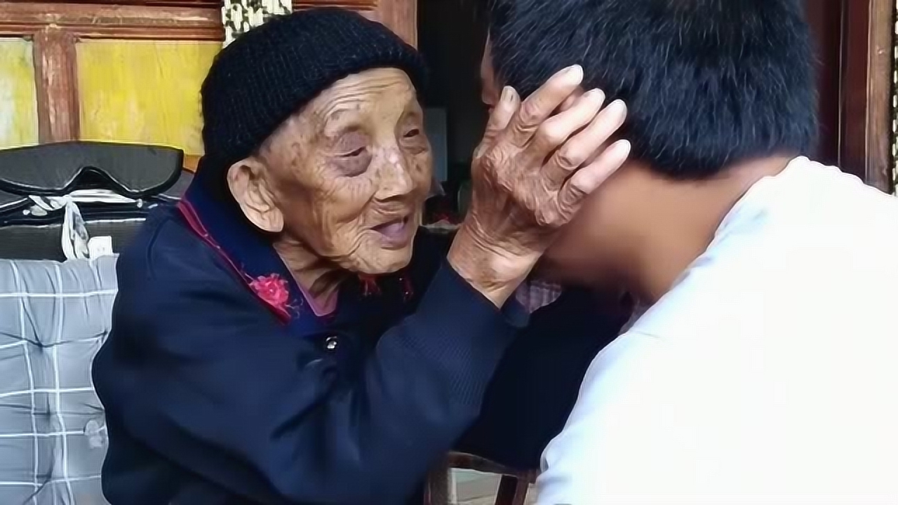 孫子想念95歲奶奶,請假回家看望奶奶,看到孫子奶奶激動的說不出話