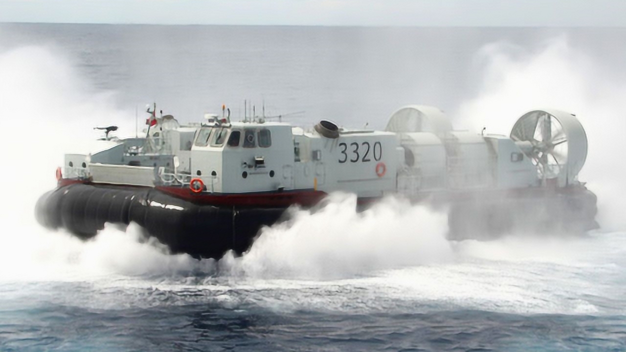 【战舰科普】中国海军海上驮马726型气垫登陆艇 未来两栖作战先锋