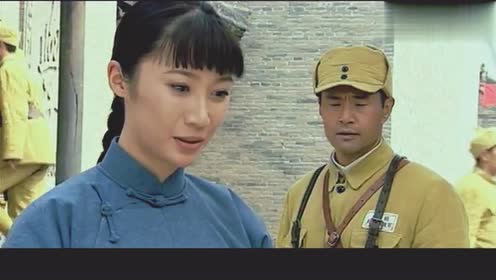 狼毒花:常发陪自己儿子玩,骑大马,和用酒壶装的水,孩子甜蜜笑