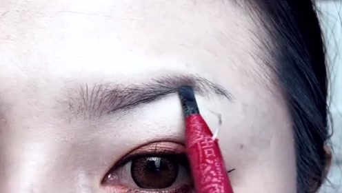 一字眉看起来死气沉沉?试试这款落雁眉,简单还修饰脸型