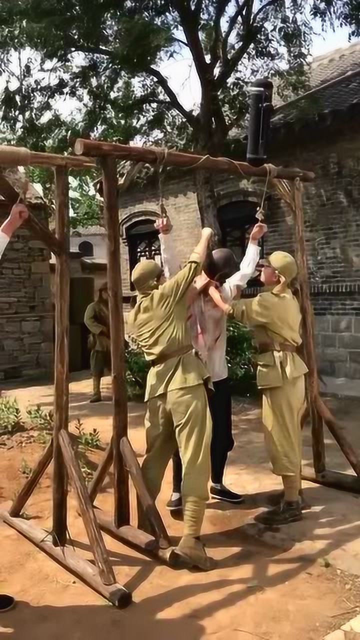 演员拍戏现场,被罐的演员喝的是水,电视剧里看到的是灌辣椒水!